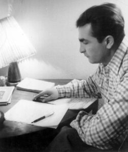 Ацо Шопов, во својата работна соба на ул. 29 Ноември, Скопје, работи на преводот на Сирано де Бержерак, 1957 год. © Ацо Шопов - Поезија