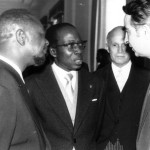 Dakar, Sénégal, 1973, de gauche à droite : Jean-Bedel Bokassa, Président de la République Centrafricaine, Léopold Sédar Senghor, Président du Sénégal, l’Ambassadeur de Suisse et Aco Šopov.