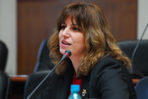 Лидија Капушевска–Дракулевска на симпозиумот „Сенгор во полна слобода”. Ректорат на универзитетот Свети Кирил и Методиј во Скопје, 20.03.2006.