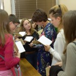 Jasmina Šopova dédicace des exemplaires de Poèmes aux élèves de l'école Aco Šopov